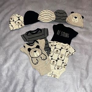 4 Gerber short sleeve onesies in size NewBorn with 5 matching beanie hats